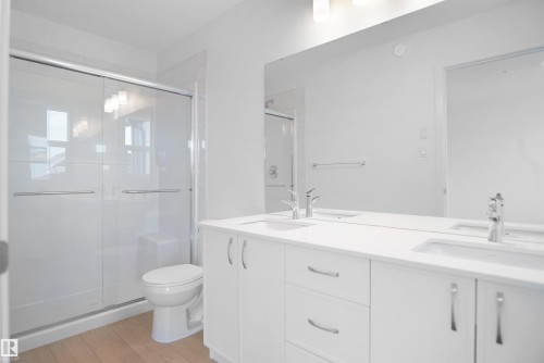 1023 14 Avenue Nw, Edmonton, AB - Indoor Photo Showing Bathroom