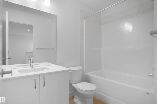 1023 14 Avenue Nw, Edmonton, AB - Indoor Photo Showing Bathroom