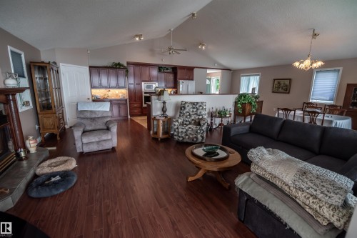4740 Sunset Drive, Rural Lac Ste. Anne County, AB - Indoor Photo Showing Living Room