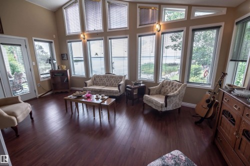 4740 Sunset Drive, Rural Lac Ste. Anne County, AB - Indoor Photo Showing Living Room