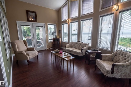 4740 Sunset Drive, Rural Lac Ste. Anne County, AB - Indoor Photo Showing Living Room