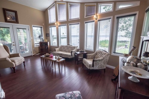 4740 Sunset Drive, Rural Lac Ste. Anne County, AB - Indoor Photo Showing Living Room