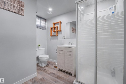 16608 109 Street Nw, Edmonton, AB - Indoor Photo Showing Bathroom