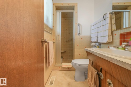 13911 86 Street Nw, Edmonton, AB - Indoor Photo Showing Bathroom