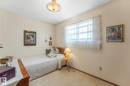 13911 86 Street Nw, Edmonton, AB - Indoor Photo Showing Bedroom
