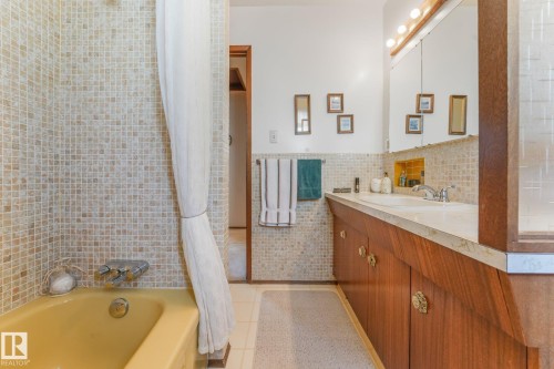 13911 86 Street Nw, Edmonton, AB - Indoor Photo Showing Bathroom