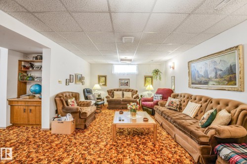 13911 86 Street Nw, Edmonton, AB - Indoor Photo Showing Living Room