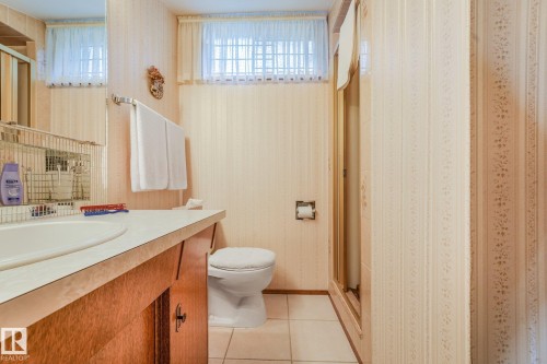 13911 86 Street Nw, Edmonton, AB - Indoor Photo Showing Bathroom