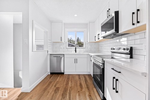 4 Glacier Crescent, Sherwood Park, AB - Indoor Photo Showing Kitchen With Upgraded Kitchen