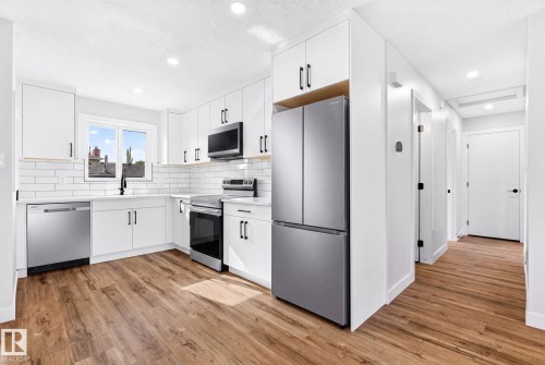 4 Glacier Crescent, Sherwood Park, AB - Indoor Photo Showing Kitchen With Upgraded Kitchen