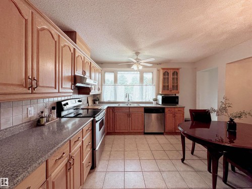 7 Graham Avenue, St. Albert, AB - Indoor Photo Showing Kitchen With Double Sink
