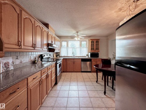 7 Graham Avenue, St. Albert, AB - Indoor Photo Showing Kitchen With Double Sink