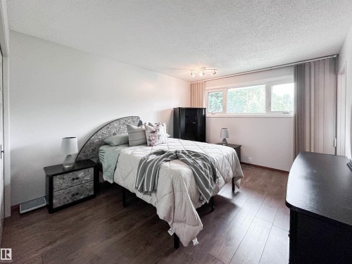 7 Graham Avenue, St. Albert, AB - Indoor Photo Showing Bedroom