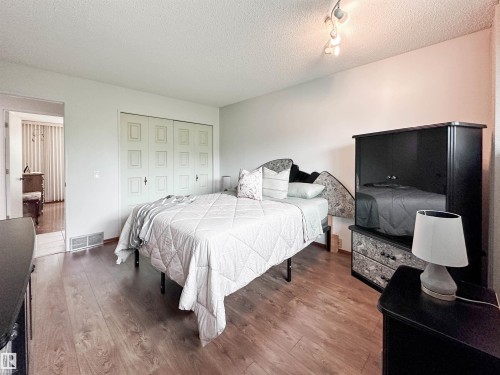 7 Graham Avenue, St. Albert, AB - Indoor Photo Showing Bedroom