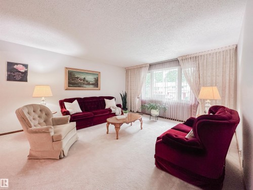 7 Graham Avenue, St. Albert, AB - Indoor Photo Showing Living Room