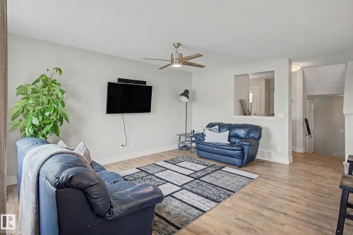 924 Morris Way, Leduc, AB - Indoor Photo Showing Living Room