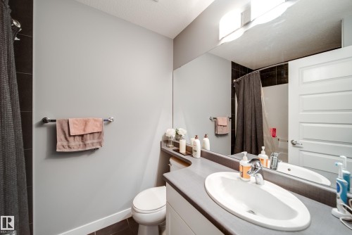 6305 167A Avenue Nw, Edmonton, AB - Indoor Photo Showing Bathroom