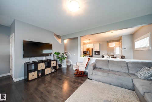 6305 167A Avenue Nw, Edmonton, AB - Indoor Photo Showing Living Room