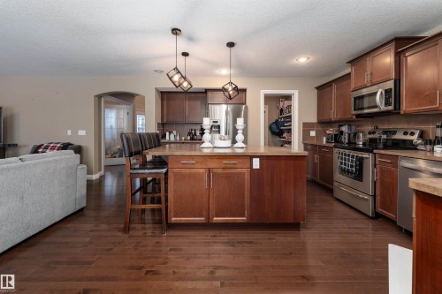 3514 Goodridge Bay Nw, Edmonton, AB - Indoor Photo Showing Kitchen