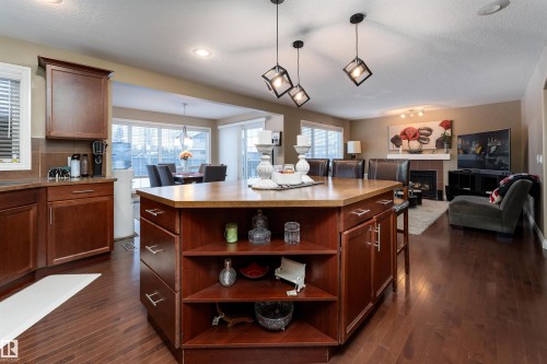 3514 Goodridge Bay Nw, Edmonton, AB - Indoor Photo Showing Kitchen