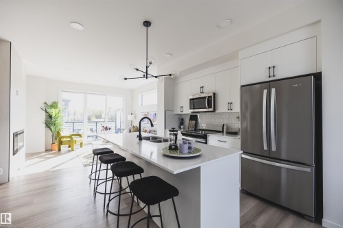 7 Roseburn Trail, Fort Saskatchewan, AB - Indoor Photo Showing Kitchen With Stainless Steel Kitchen With Double Sink With Upgraded Kitchen