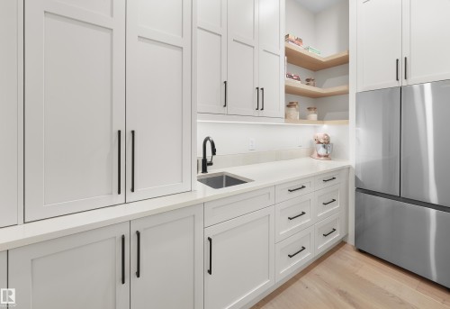 10534 139 Street Nw, Edmonton, AB - Indoor Photo Showing Kitchen