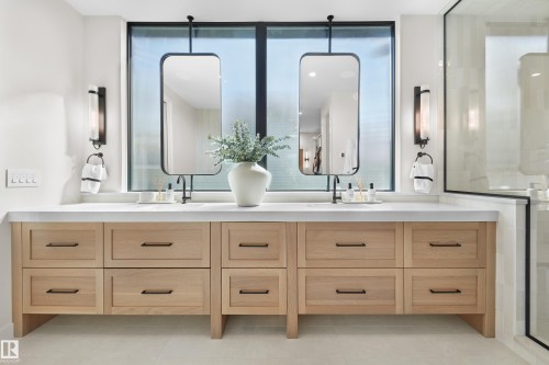 10534 139 Street Nw, Edmonton, AB - Indoor Photo Showing Bathroom