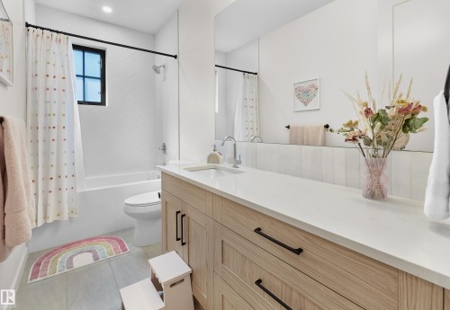 10534 139 Street Nw, Edmonton, AB - Indoor Photo Showing Bathroom