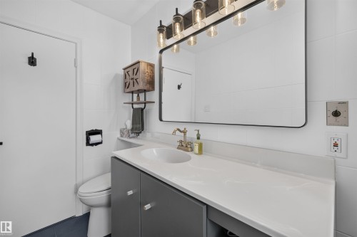 14447 107A Avenue Nw, Edmonton, AB - Indoor Photo Showing Bathroom