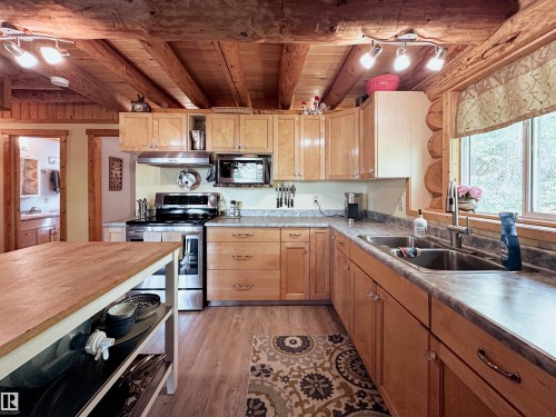 9000 1 Avenue, Rural Parkland County, AB - Indoor Photo Showing Kitchen With Double Sink