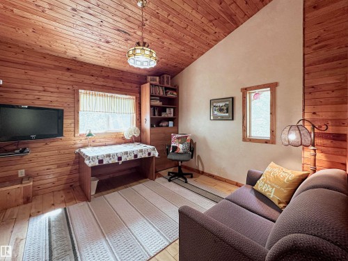 9000 1 Avenue, Rural Parkland County, AB - Indoor Photo Showing Bedroom