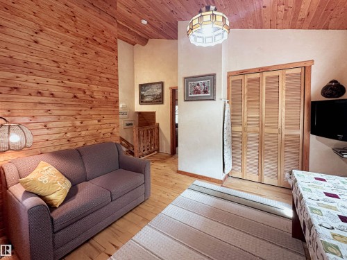 9000 1 Avenue, Rural Parkland County, AB - Indoor Photo Showing Living Room