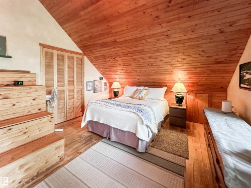 9000 1 Avenue, Rural Parkland County, AB - Indoor Photo Showing Bedroom