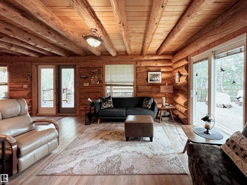 9000 1 Avenue, Rural Parkland County, AB - Indoor Photo Showing Living Room