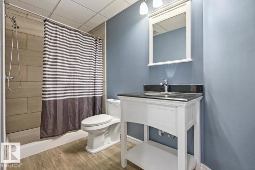 1212 37C Avenue Nw, Edmonton, AB - Indoor Photo Showing Bathroom
