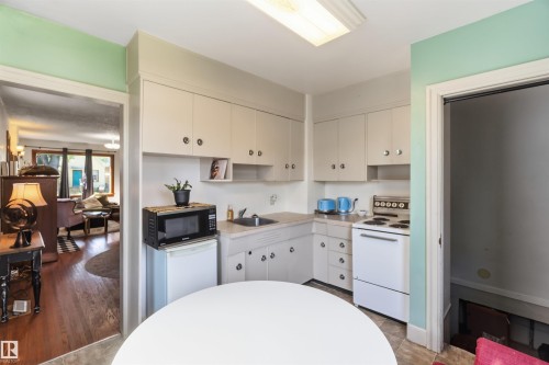 11343 96 Street Nw, Edmonton, AB - Indoor Photo Showing Kitchen