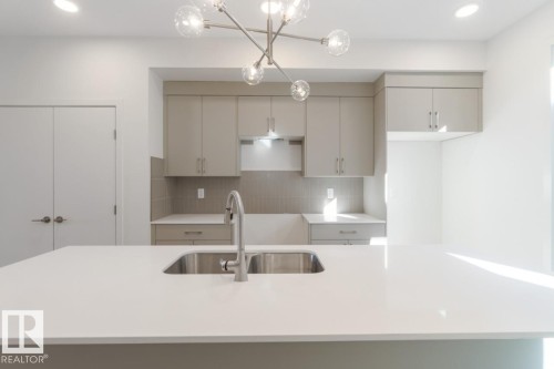 89 Gambel Loop, Spruce Grove, AB - Indoor Photo Showing Kitchen With Double Sink With Upgraded Kitchen