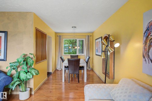 Dining area with wood-finish flooring and a central window - 9516 129A Avenue Nw, Edmonton, AB - Indoor