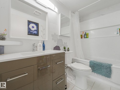 3527 41 Avenue Nw, Edmonton, AB - Indoor Photo Showing Bathroom