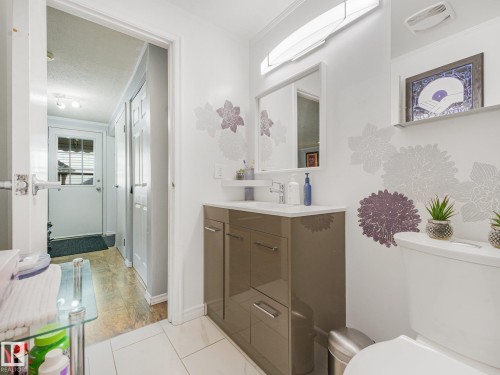 3527 41 Avenue Nw, Edmonton, AB - Indoor Photo Showing Bathroom