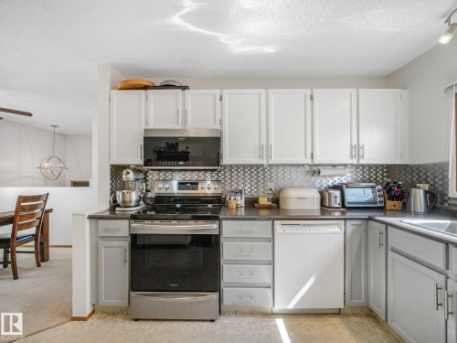 3527 41 Avenue Nw, Edmonton, AB - Indoor Photo Showing Kitchen