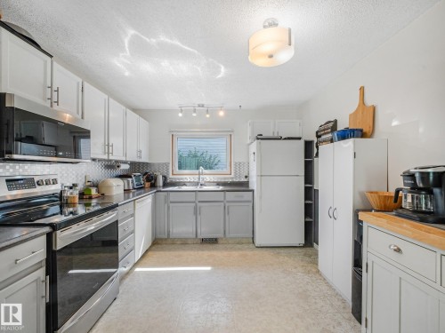 3527 41 Avenue Nw, Edmonton, AB - Indoor Photo Showing Kitchen