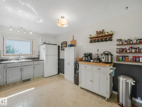 3527 41 Avenue Nw, Edmonton, AB - Indoor Photo Showing Kitchen