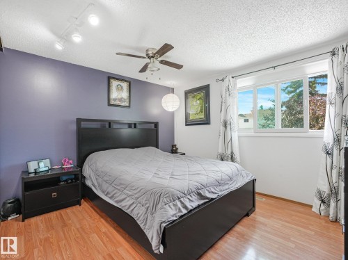 3527 41 Avenue Nw, Edmonton, AB - Indoor Photo Showing Bedroom