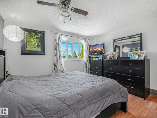 3527 41 Avenue Nw, Edmonton, AB - Indoor Photo Showing Bedroom