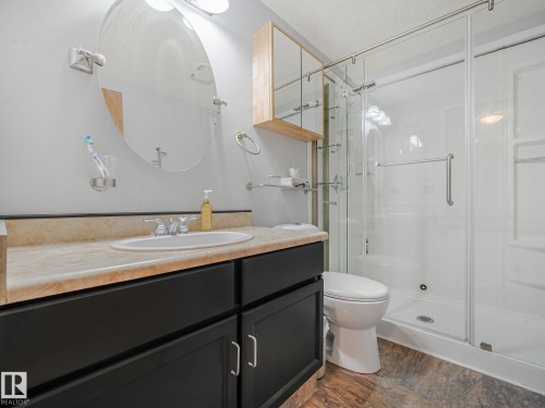3527 41 Avenue Nw, Edmonton, AB - Indoor Photo Showing Bathroom