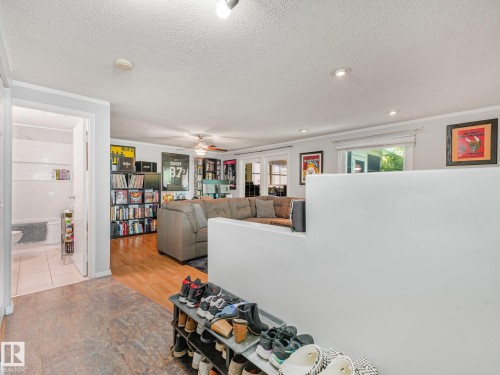 3527 41 Avenue Nw, Edmonton, AB - Indoor