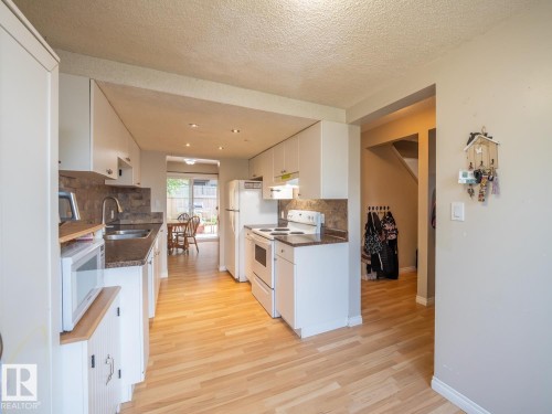 208 Grandin Village, St. Albert, AB - Indoor Photo Showing Kitchen