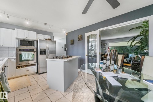 8712 137 Avenue Nw, Edmonton, AB - Indoor