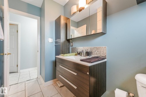 8712 137 Avenue Nw, Edmonton, AB - Indoor Photo Showing Bathroom